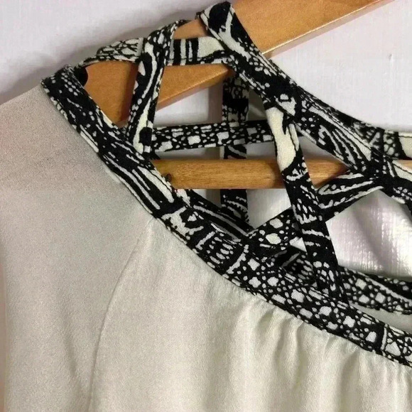 Gentle Fawn Blouse with Beautiful Cut Out Neckline Size Large - Picture 3 of 8